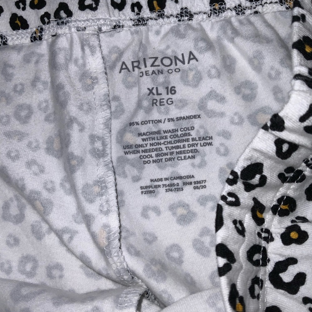 Arizona jean Co white / yellow / black cheetah pattern legging a ( Never Worn ) - Picture 4 of 7